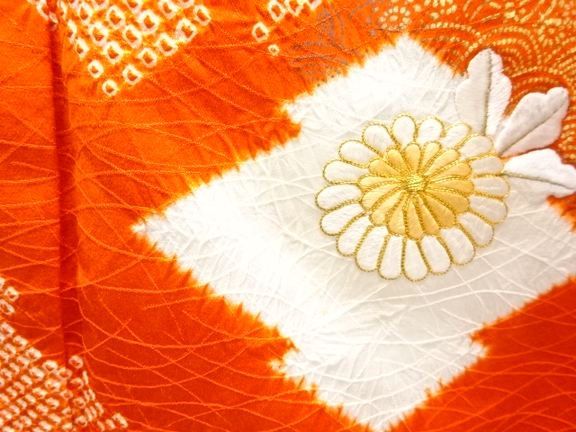  絞り松皮菱に菊模様刺繍訪問着